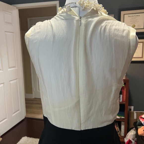 BCBG Max Azaria cream and black silk blend dress. Ruffled with buttons - Picture 7 of 7